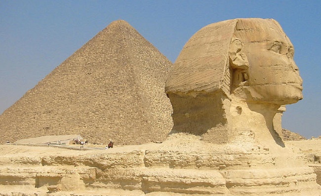 Сфинкс на фоне пирамиды