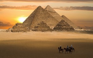 Закат над пирамидами